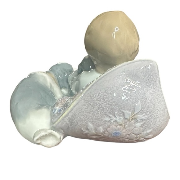 Lladro “Sweet Dreams” Porcelain Child with Puppies model no 1535 - Picture 4 of 7